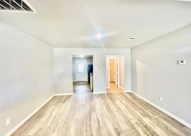 Building Photo - 6803 Bloom Dr