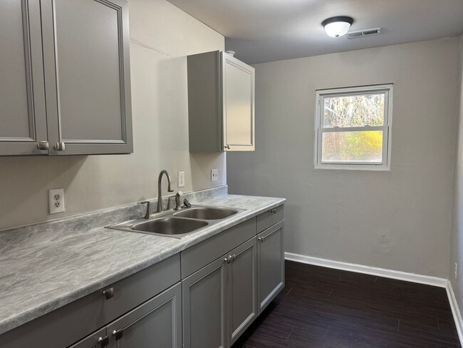 Building Photo - Cozy rural home