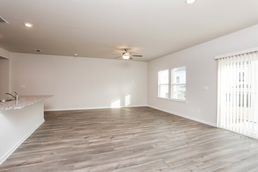 Building Photo - 1157 Sunny Lake Dr