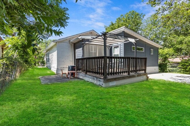 Building Photo - Fully renovated home close to downtown