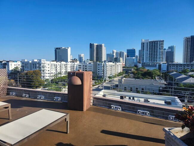 Building Photo - 533 NE 3rd Ave