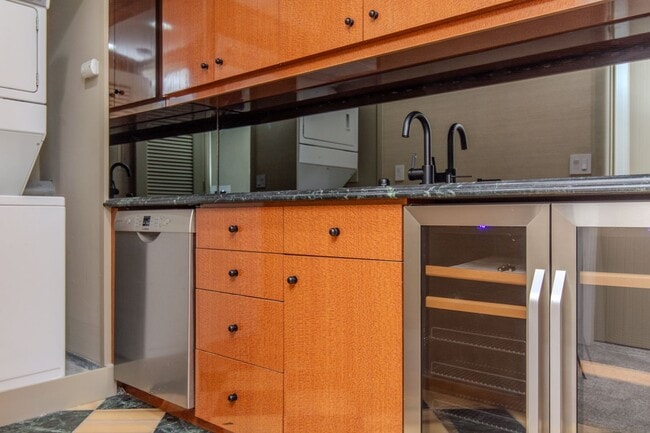 Building Photo - Extraordinary 5-Bed / 5-Bath Oceanfront Property in La Jolla!