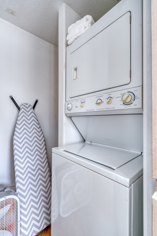 Building Photo - 5222 SE Holgate Blvd