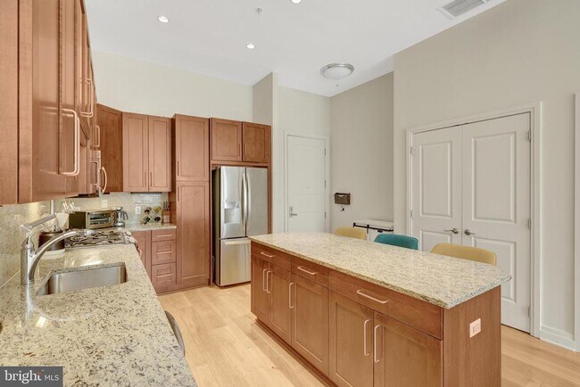 Building Photo - 8220 Crestwood Heights Dr