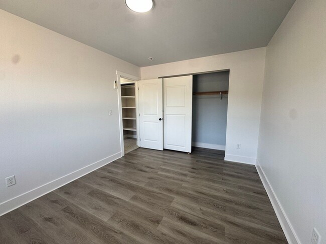Building Photo - Modern 3 bedroom townhouse