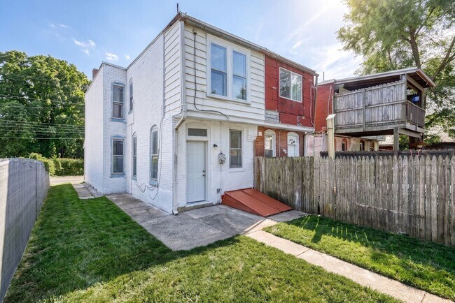 Building Photo - Newly Renovated 3 Bedroom, 1 Bathroom Townhouse