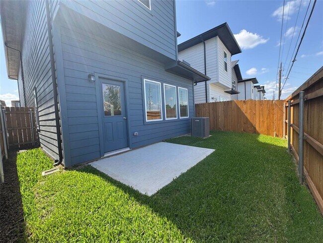 Building Photo - 33146 Willow Hts Ln