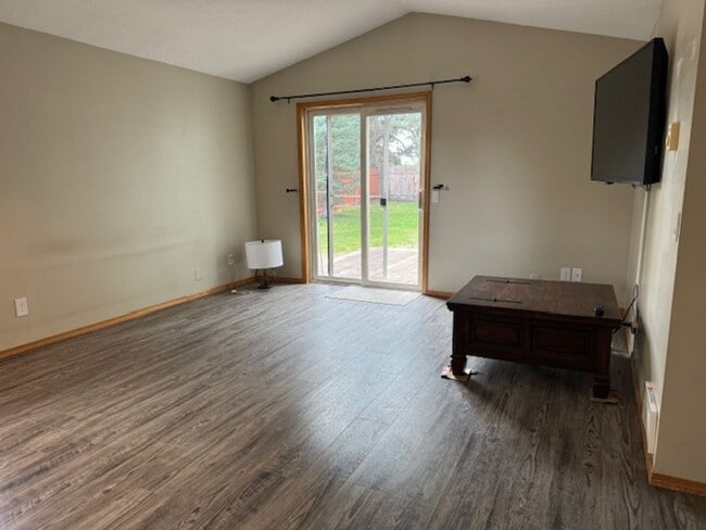 Building Photo - Single level home close to the hospital