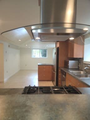 Building Photo - Spacious 2 Bedroom/ 1 bath lower unit in D...