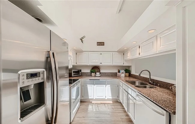 Building Photo - "Chic Coastal Living: Spacious 1-Bedroom C...