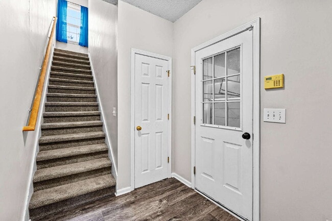 Building Photo - Three Bedroom Rental directly next to Arnall Middle School