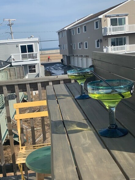 private deck space to unwind, relax and smell the ocean air - 615 Ocean Blvd