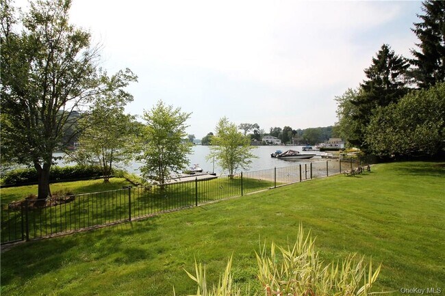 Building Photo - 7 Tamarack Rd