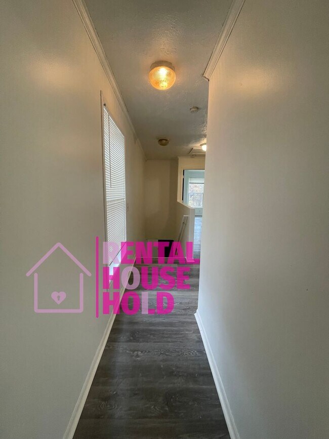 Building Photo - Completely Redone 3 Bed 1.5 Bath Rental!