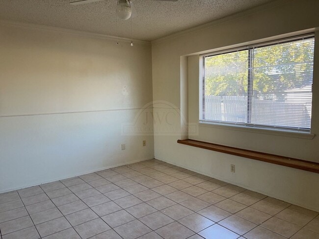 Building Photo - 2001 Meadowbrook Dr