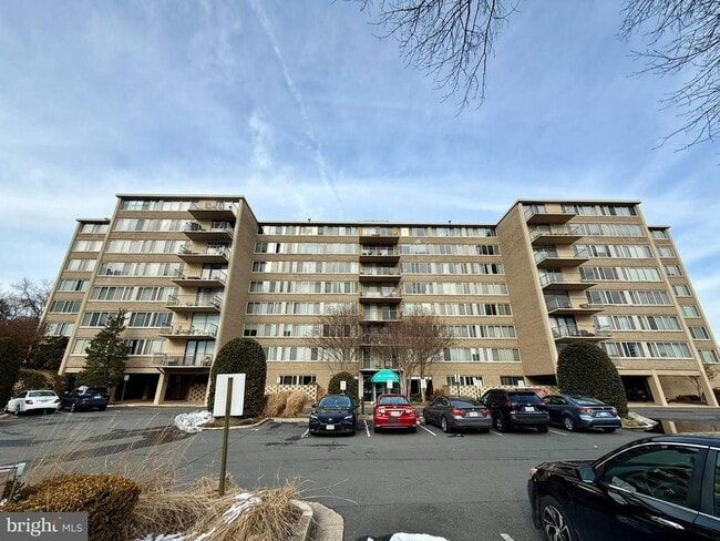 Building Photo - 5565 Columbia Pike