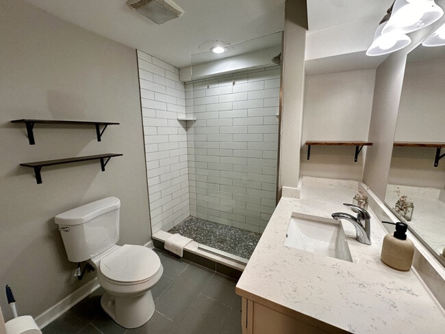 Building Photo - 736 N Throop St