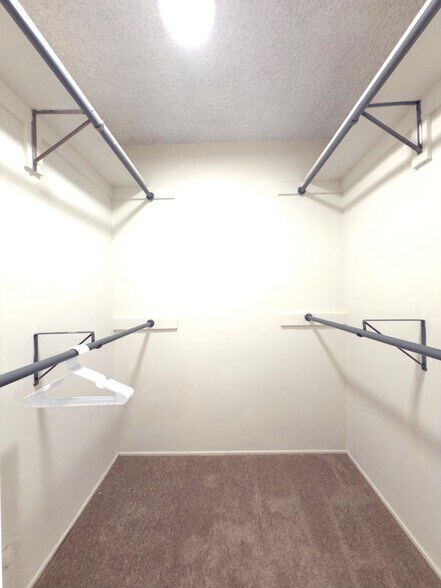 Building Photo - 176 W Gainsborough Rd