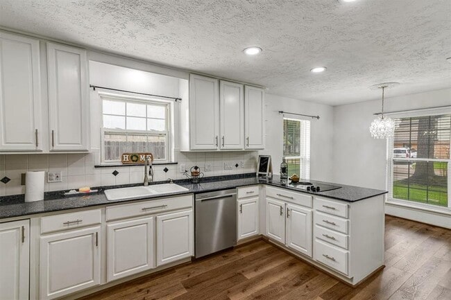 Building Photo - 14919 Parkville Dr