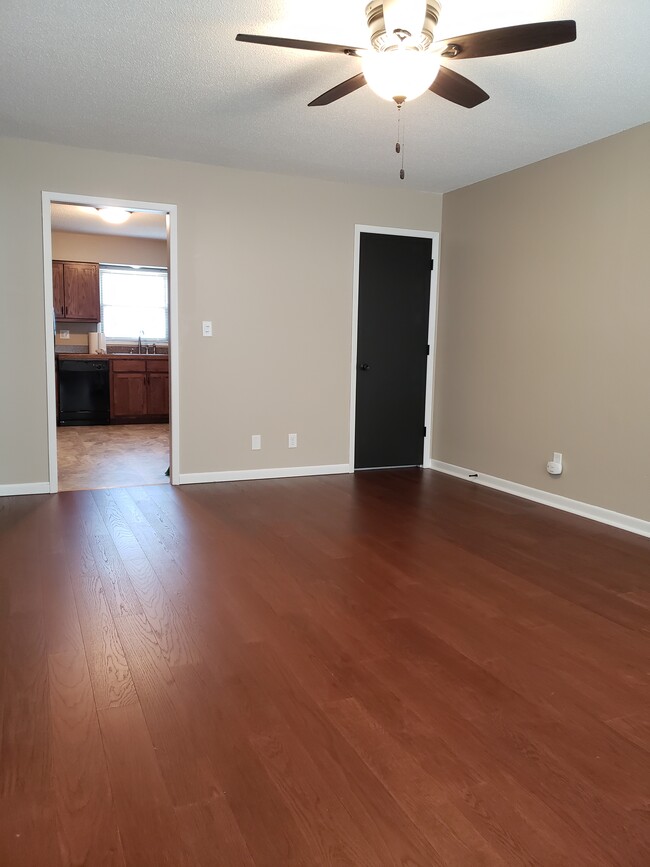 Building Photo - 1521 N Dakota Ave