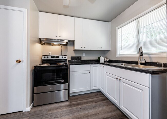 Building Photo - Newly Remodeled 3 Bedroom Home in Central Location