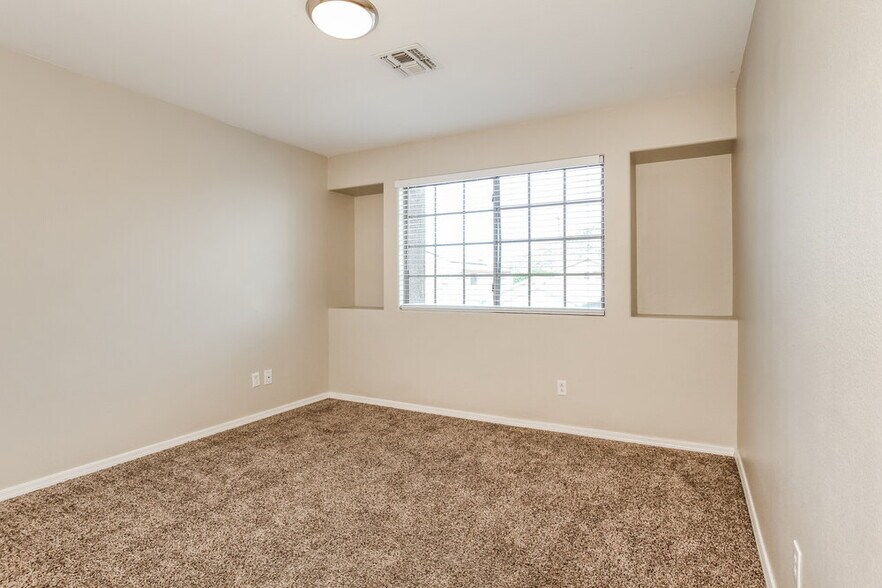 Building Photo - 2255 E Parkside Ln