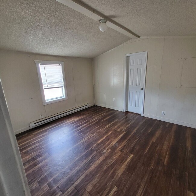 Building Photo - 636 S Roosevelt Rd Q