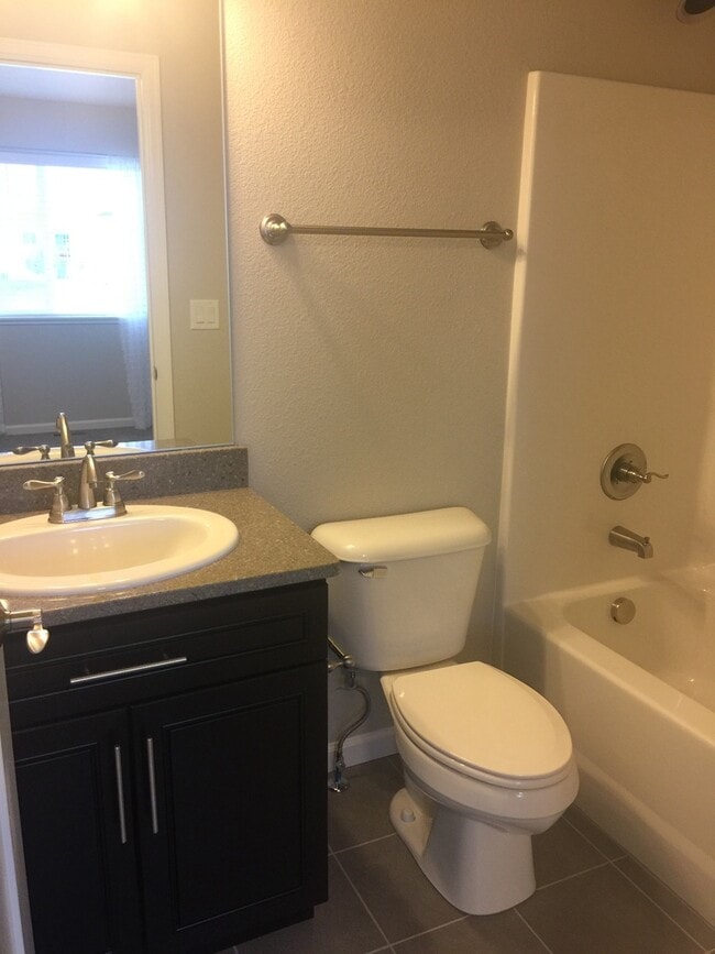 Building Photo - BEAUTIFUL 2 BEDROOM 2 BATHROOM TOWNHOUSE IN THE POINTE