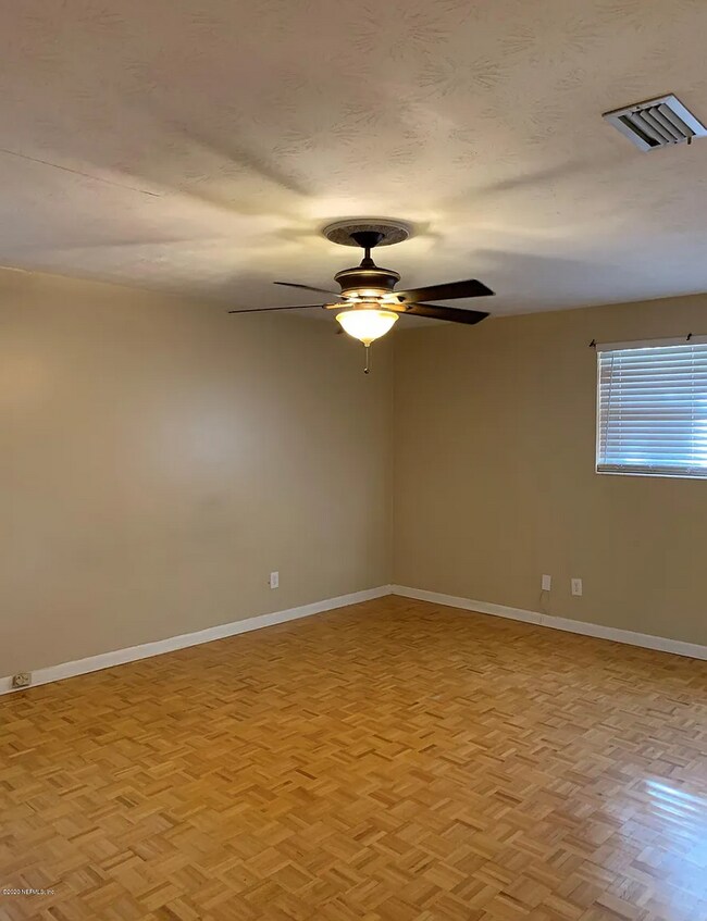 Building Photo - Spacious 4 Bed 2.5 Bath Home with 2-Car Garage & Fenced Yard in Jacksonville, FL