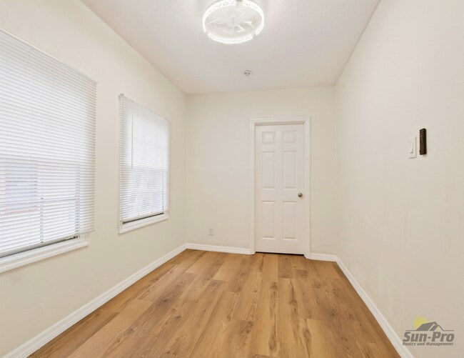 Building Photo - 213 Live Oak Ave