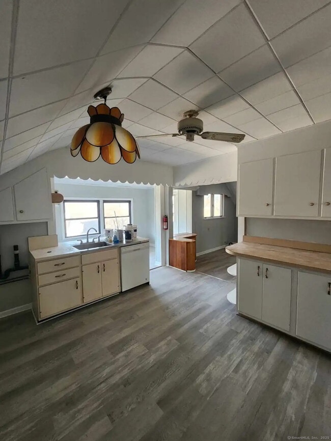 Building Photo - 62 Montauk Ave