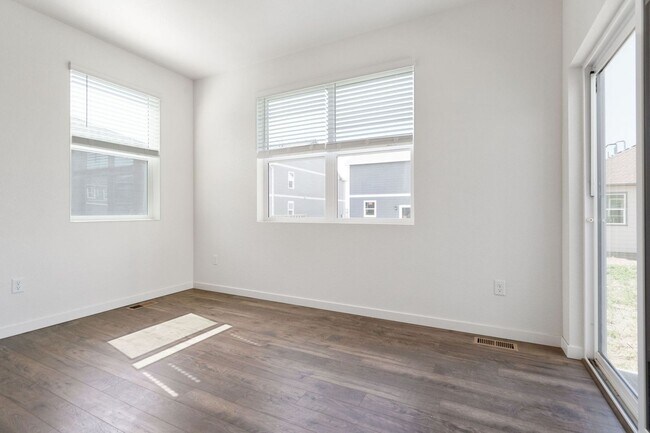 Building Photo - 3 bedroom, 2 1/2 bath home in Tailholt!