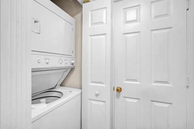 Building Photo - 630 S Sapodilla Ave