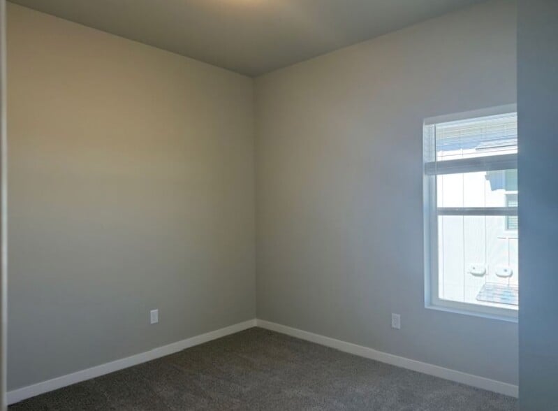 Building Photo - 1920 Howling Moon Way