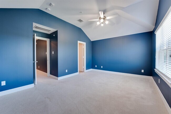 Building Photo - 5941 S Loop E