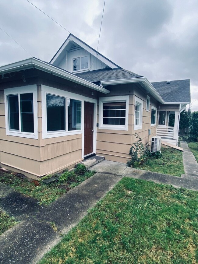 Building Photo - Updated 1910 Craftsman home in North Everett