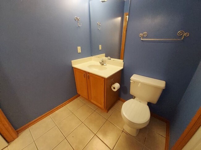 Building Photo - 2 Bedroom 1.5 Bathroom End Unit Townhome in Hudson