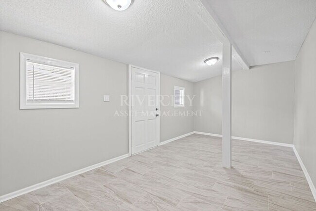 Building Photo - 5040 Colewood Ave
