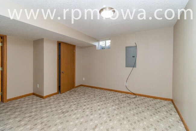 Building Photo - FENCED IN YARD!!  4 Bedroom, 2.5 Bathroom Home in Waukee