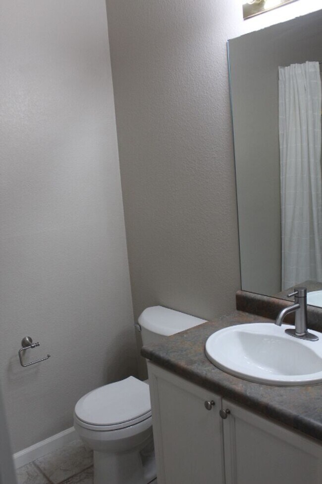 Building Photo - Charming 2 BR/2 BA Condo located in Little...