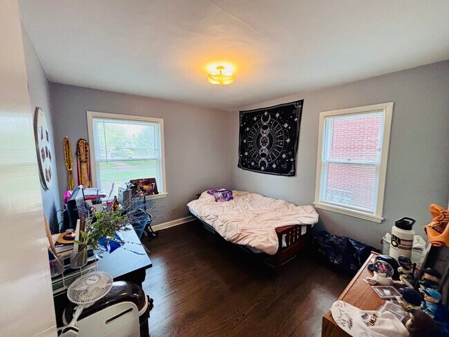 Building Photo - 5315 4 Unit