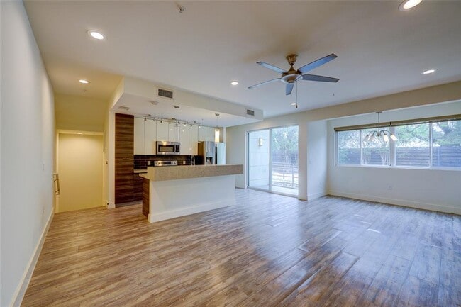 Building Photo - 604 N Bluff Dr