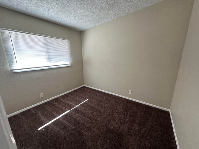 Building Photo - Adorable 3 Bedroom