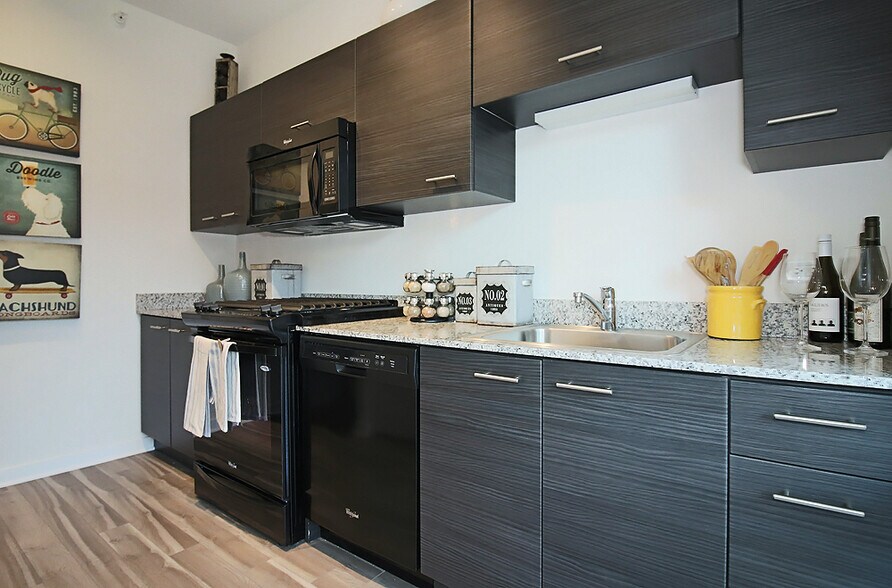 Building Photo - 789 N La Salle Dr