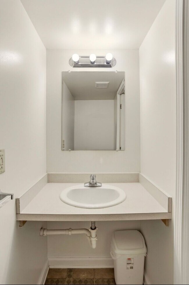 Building Photo - Updated 2 Bedroom Condo for Rent in Saginaw Township