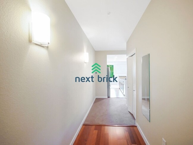Building Photo - 1 Bed and 1 Bath Stunning Redmond DT Condo...