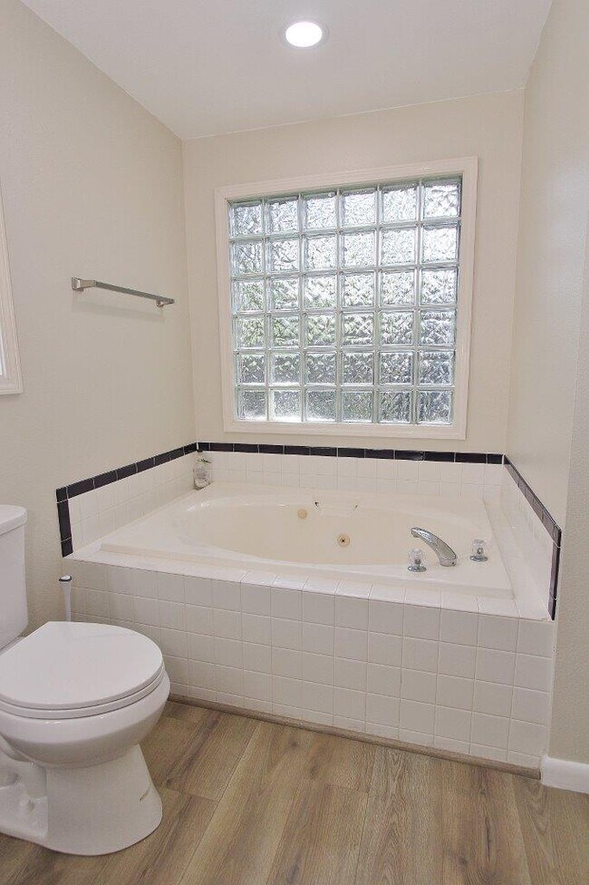 Building Photo - 2610 N Shoveler Way