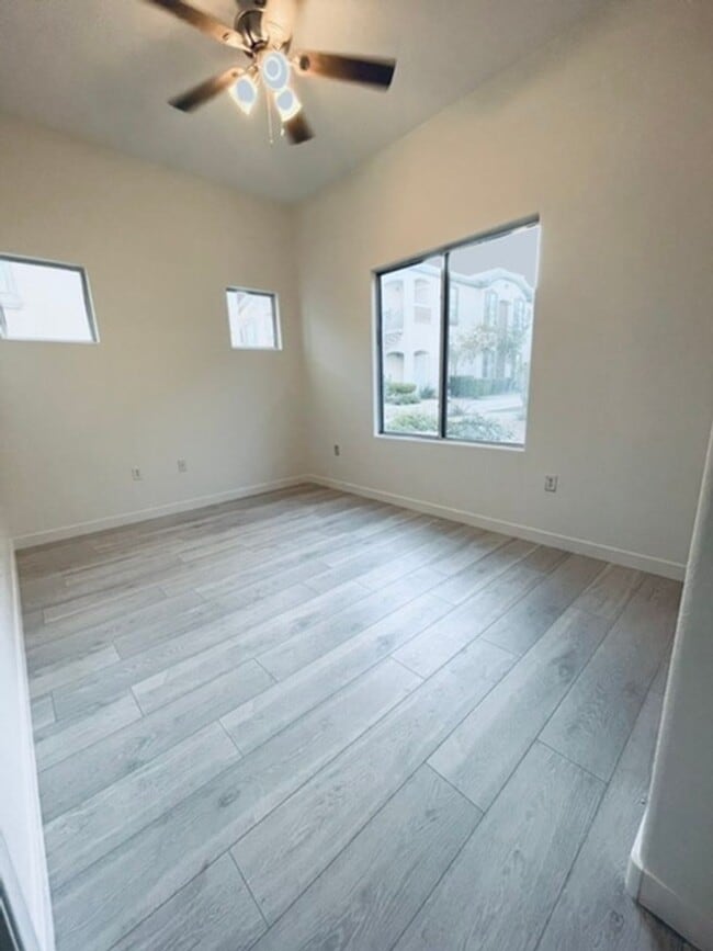 Building Photo - 2305 W Horizon Ridge Pkwy