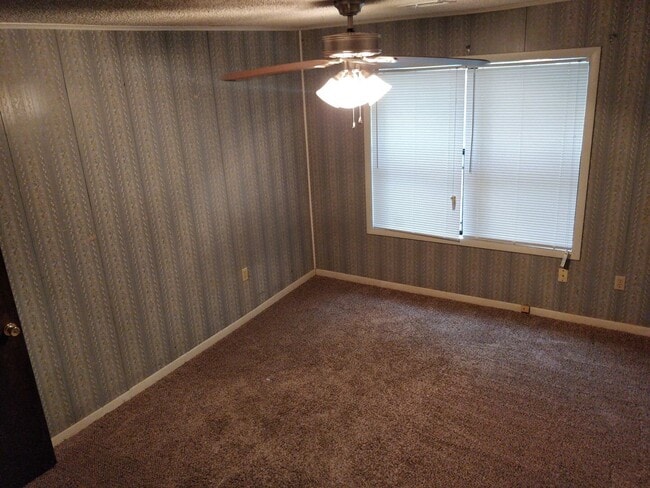 Building Photo - Comfortable living in this 3-bedroom, 1-bath home
