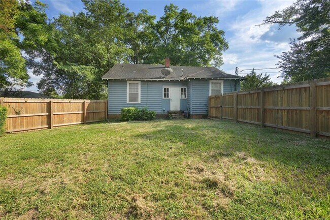 Building Photo - 2308 Cherokee Dr